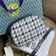 Tory burch kira chevron tweed small camera bag สาว ๆ ลุคคุณหนูไม่ควรพลาด Collection นี้เลยนะคะ เพราะ Kira Chevron เป็นรุ่นที่ตอบโจทย์และครองใจสาว ๆ ได้อย่างแท้จริง ลวดลายบนกระเป๋าแบบกราฟฟิคมีเท็กเจอร์ ทำให้กระเป๋าดูมีราคามากยิ่งขึ้น มาพร้อมกับโลโก้ Double
