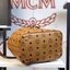 หนังแท้ M.C.M Essential Visetos Original Drawstring Small Cognac / M.C.M Aren Drawstring Bag in Visetos Original กระเป๋าสะพายทรง bucket ขนาดน่าใช้ ภายในเป็นช่องโล่งกว้าง จุของได้เยอะ งานหนังแท้ทั้งใบ ใต้กระเป๋ามีหมุดรองฐานอย่างดี ช่วยถนอมกระเป๋า สายสะพายส