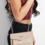 GUESS MILA STUDDED CROSSBODY BAG กระเป๋าสะพายข้างหรือแบบครอสบอดี้ร์ วัสดุลายหนังสวย หนังนิ่ม น้ำหนักเบาค่ะ ด้านหน้ามีอะไหล่โลโก้แบรนด์ พร้อมประดับหมุดดอกเล็กเพิ่มความเก๋เข้ามาให้ค่ะ เปิดปิดกระเป๋าแบบกระดุมแม่เหล็กภายในมีช่องหลักสำหรับใส่ของ สามารถใส่มือถื