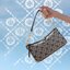 Tory burch T Monogram Jacquard Studio Bag กระเป๋า T Monogram Studio รูปทรงกระทัดรัด มาในสไตล์มินิมอลที่ถูกรังสรรค์อย่างปราณีตด้วยผ้าทอ jacquard เพื่อเฉลิมฉลองโลโก้กราฟฟิก ลวดลายสวยเด่น ดูสะดุดตา ใช้งานได้หลายรูปแบบ การแมทช์กระเป๋าให้เข้ากับการแต่งตัวทุกวั