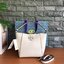 คอลเลคชั่นขายดี มากี่รอบๆ ก็หมดไวทุกรอบ!! TORY BURCH MCGRAW MINI BUCKET BAG กระเป๋าสะพาย และ ถือ คล้องแขน ทรงถัง สะพายได้ 2 ทรง ผลิตจากหนังแท้ หนังลูกวัว หนังนุ่ม หนังหอม น้ำหนักเบามากกก!! หนังลื่น นิ่มสวยมากๆ!! ด้านหน้าประดับโลโก้แบรนด์ ภายในโล่งกว้าง มี