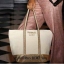 Victoria's Secret Canvas Tote Bag กระเป๋าสะพายวัสดุแคสวาสสีครีม ด้านล่างเป็นกลิตเตอร์ สกรีนชื่อแบรนด์ ฐานกระเป๋าเป็นหนัง ด้านหน้ามีช่องเล็กไว้ใส่ของได้ เปิดปิดด้วยซิป ซับในลายแบรนด์ มีช่องซิปเล็กแยกใส่ของ1ช่อง จุของได้เยอะมาก