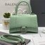 หนังแท้ BALENCIAGA HOURGLASS TOP HANDLE XS Shiny crocodile embossed calfskin การสร้างสรรค์ที่มีเอกลักษณ์เฉพาะตัว หรูหรา โทนสีโดดเด่น วัสดุหนังแท้ลายจระเข้ ภายในโล่งกว้างหนังแนปป้าอย่างดี เกรดออริจินอล ตอบโจทย์ได้ทุกลุค ทุกไลฟ์สไตล์ ภาพสินค้าถ่ายจากงานขายจ