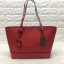 GUESS SAFFIANO SHOPPER BAG กระเป๋าสะพายทรง Tote จากแบร์น GUESS วัสดุหนัง Saffiano สวยอยู่ทรง สไตล์ PRADA ขนาดใหญ่ แต่น้ำหนักเบา ด้านหน้าปั๊มโลโก้แบรนด์ พร้อม TAG โลโก้อะไหล่ตัว G และรูปหัวใจที่หูกระเป๋า ถอดเเยกใช้ได้ เปิดปิดด้วยซิปสะดวกใช้ ภายในมีโลโก้ ช่