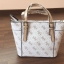 GUESS DELANEY SAFFIANO MINI CROSS BODY BAG กระเป๋าถือหรือสะพายรุ่นที่ฮิตที่สุดจาก GUESS FACTORY หนัง Saffiano ลาย GUESS สวยหรูอยู่ทรงสไตล์ PRADA ขนาดกำลังดีน้ำหนักเบา ด้านหน้าประดับโลโก้พร้อมพวงกุญแจโลโก้แบรนด์ห้อยที่หูกระเป๋า สามารถถอดเเยกใช้ได้ เปิดปิดด
