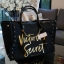 Victoria's Secret Canvas tote bag New Arrival กระเป๋าถือหรือสะพายทรง tote size L ใบใหญ่จุใจ วัสดุ Canvas หนา ด้านหน้าประดับโซ่ทอง สลับหนัง พร้อมสกรีนแบรนด์ Victoria's Secret และ ประดับหมุดด้านข้างเท่ๆห์เพิ่มดีเทล ปรับใช้ได้สองทรงค้า ภายในกว้างมี