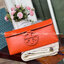Tory burch Miller Metal clutch กระเป๋าคลัทช์ดีไซน์เรียบหรูออกแบบมาได้อย่างลงตัว ด้วยรูปทรงที่สวยงามและทันสมัย จากแบรนด์ Tory Burch ขนาดกำลังดี สามารถใส่กระเป๋าสตางค์หรือเครื่องสำอางค์ได้ตามขนาดกระเป๋า ในเรื่องของดีไซน์และLogo DoubleT เฉดเดียวกับสีของกระเป