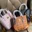 M.C.M Toni Visetos Mini กระเป๋าช็อปเปอร์ขนาดกะทัดรัดที่มาพร้อมความหลากหลาย ทำจากผ้าใบเคลือบผิวลาย Visetos อันเป็นเอกลักษณ์ของเราพร้อมประดับตกแต่งหนังแบบนุ่ม กระเป๋าช็อปเปอร์ Toni โดดเด่นด้วยรูปทรงเรขาคณิตและประโยชน์ใช้สอยที่หลากหลาย ซิปปิดด้านบนช่วย