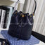 Tory burch monogram leather bucket bag ดีไซน์สวยงามตามแบบฉบับของแบรนด์แล้ว ที่ทำจากวัสดุหนังแท้ ตัวกระเป๋าอยู่ทรงสวยมีลายแบรนด์สวยหรู ใช้รูดเปิดปิด ภายในบุผ้าอย่างดี มีช่องเล็กหนึ่งช่อง ใส่ของได้หลากหลายขนาดกำลังดี ที่นอกจากจะได้เรื่องดีไซน์สวยงาม
