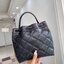 ของแท้ 💯% Tory Willa Shall Drawstring Bag กระเป๋าถือหรือสะพายไหล่ วัสดุ หนังแท้ รุ่นใหม่ล่าสุด จาก Tory ด้านหน้าปักโลโกแบรนด์ น้ำหนักเบา