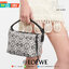 LOEWE CANVAS BAG VIP GIFT WITH PURCHASE (GWP) พรีเมี่ยมกิ๊ฟ Limited จาก LOEWE HAUTE PARFUME DUTYFREE COUNTER วัสดุ CANVAS ตัดหนังแท้ ดีไซน์ทรงยอดฮิตประจำปีเลย! ปักโลโก้แบรนด์บนผ้าทั้งใบเป็นเอกลักษณ์ เปิดปิดด้วยซิปยาวภายในโล่งกว้าง ใส่กระเป๋าสตางค์ยาว มือถ
