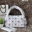 BaoBao Issey Miyake Small Boston Bag กระเป๋าบอสตันที่มีดีไซน์สปอร์ต มีช่องซิปที่ทำให้หยิบสิ่งของออกมาได้ง่ายแล้ว แบบกว้างที่ด้านล่างของกระเป๋ายังให้ความจุที่ยอดเยี่ยม