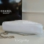 Chanel precision luxury leather clutch with chain จากงานพรีเมี่ยมกิ๊ฟ แบรนด์ดังหนังแก้วมันสวยหรู ด้านหน้า ตกแต่งโลโก้แบรนด์บนเฟอร์สีดำ สายโซ่ยาวสีดำสุดหรู สายถอดเก็บได้ ด้านในบุผ้ามันสีแดง ปั้มแบรนด์แท้ จุของได้เยอะ ใส่มือถือได้ทุกรุ่นไปอีกก จะสะพายหรือถื