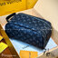 LV Dopp Kit Toilet Pouch / LV Clutch Bag กระเป๋าถือทรงพอชหรือคลัช แบบคลาสสิกสวยงามเป็นเอกลักษณ์ มีหูหิ้วพกพาสะดวก