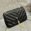 CHARLES & KEITH TASSEL DETAIL SHOULDER BAG กระเป๋าสะพายข้าง ทรงน่ารัก ด้านหน้ามีพู่ห้อย เปิดปิดกระเป๋าแบบแม่เหล็ก ด้านในโล่ง มีช่องซิป 1 ช่อง และช่องใส่บัตรได้ 3 ช่องค่ะ สายสะพายโซ่สีทองหรูหราค่ะ