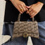 BALENCIAGA Hourglass BB Monogram top-handle tote bag กระเป๋าสะพายแบรนด์หรูซิกเนเจอร์ใบล่าสุด ที่มาพร้อมดีไซน์โดดเด่น มีความโฉบเฉี่ยว โค้งมนเหมือนพระจันทร์เสี้ยว เพิ่มความโดดเด่นสะดุดตาด้วยการตกแต่งอักษร B เมทัลลิก ที่เป็นเอกลักษณ์แบรนด์ งานจริงสวยงามตามรู