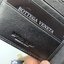 หนังแท้ BOTTEGA VENETA WALLET / BV Wallet พร้อมส่งที่ไทย กระเป๋าสตางค์ใบสั้นคุณผู้ชาย รุ่นตามหา มาเท่าไหร่ไม่เคยพอเลยค่า เป็นรุ่นคลาสสิกที่หยิบมาใช้งานได้บ่อยที่สุด งานหนังลูกวัวแท้ทั้งใบ ใช้ทนทานได้นาน ใช้ทนทานได้นานภาพสินค้าถ่ายจากงานขายจริง ใช้งานต่างป
