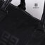 Givenchy Black Oxford Fabric Travel Bag สินค้าเป็นของใหม่ จากเค้าเตอร์เครื่องสำอาง/น้ำหอมของแบรนด์ กระเป๋าใบใหญ่สีดำ ทำจากผ้า Oxford สามารถกันน้ำได้ระดับนึง ด้านในบุด้วยผ้าซับสีดำอีกชั้น รุ่นนี้เป็นทรงกระบอก ตัวสายสะพายไหล่ทำจากหนัง แข็งแรงและทนทาน ใช้เป็