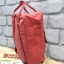 Kanken backpack รุ่น Classic แบรนด์ดังจากสวีเดนที่นิยมกันมากในหมู่วัยรุ่น กระเป๋าเป้ที่มีน้ำหนักเบา แต่มีความทนทาน และช่องว่างต่างๆมากขึ้น มีซิปหน้าสำหรับใส่ของกระจุกกระจิก และหูหิ้วทั้งด้านหน้าและด้านหลัง สำหรับการหิ้วถือได้สะดวก ใส่มินิไอแพค กระเป๋าสตาง