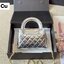 CHANEL 23K Kelly Mini Handbag Metallic Color กระเป๋าสะพายทรงสวยเรียบหรู สีใหม่เมทัลลิกเงางาม ผสมผสานดีไซน์วินเทจสง่างามทันสมัย ใช้งานได้หลากหลายโอกาส คอลเลคชั่นสุดฮอต กระเป๋าถือ/สะพายข้าง คงเอกลักษณ์ ให้ความเป็นผู้ดีในตัว สวยงาม
