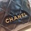 Chanel crossbody tote bag ไอเท็มเอ็กซ์คลูซีพ กระเป๋าสะพายรูปทรงโท้ทสะดวกใช้ มีฝาปิดกระดุมแม่เหล็กให้ในตัว และยังมีใบลูกอีกด้วย โดดเด่นด้วยโลโก้เอกลักษณ์สีทองหรู