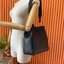 ของแท้ 💯% Tory Burch Mcgraw Hobo Bag TORY BURCH MCGRAW HOBO BAG รุ่น 51063 กระเป๋าสะพายไหล่ สะพายได้ 2 ทรง ทรงสวยไม่ตกเทรน ผลิตจากหนังแท้ หนังลูกวัว หนังนุ่ม หนังหอม น้ำหนักเบามากกก!! นิ่มสวยมากๆ
