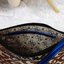 Guess clutch bag กระเป๋าคลัชถือ มาพร้อมสายสะพาย น้ำหนักเบา สีสันสวยงาม แต่งแคนวาสด้วยอักษรG สลับหนังลาย โลโก้โลหะสลักบนหนัง สามารถใส่ iPhone 8+ ได้ สวยหรู น่าใช้มากค่า