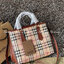 Burberry Medium title tote bag กระเป๋าทำงานดีไซน์สวย เป็นกระเป๋า Tote ที่ออกแบบมาเพื่อให้เหมาะกับการใช้งานของสาวออฟฟิต ที่สามารถจัดของให้เป็นให้ระเบียบ เพราะมีหลายช่องรวมถึงช่องซิป ที่สาทารถช่วยให้แยกของให้เป็นระเบียบและหยิบใช้ได้ง่ายขึ้น ลวดลาย Vintage C