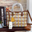 Tory burch perry fil coupe small triple-compartment tote กระเป๋าทรง Tote ยอดนิยม เหมาะอย่างยิ่งสำหรับการเป็นกระเป๋าคู่ใจ ใช้ในชีวิตประจำวัน ฐานกระเป๋ามีความแข็งแรงทนทานต่อการใช้งาน ภายในกระเป๋ากว้างขวาง ตอบสนองการใช้งานสูงสุด ตัวกระเป๋าตัดเย็บจากหนังแท้แล