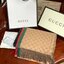 Gucci Classic Print Scarf แบรนด์ดังจากประเทศอิตาลี ด้วยงานพรีเมี่ยมกิ้ฟ ส่งมอบความรู้สึกดีๆให้กับคนที่คุณรัก ในรูปแบบผ้าพันคอและผ้าคลุมไหล่ผืนใหญ่สีสันไม่ฉูดฉาด เหมาะกับชุดที่เป็นทางการหรือลำลองก็ได้ เป็นผ้าที่ให้ความอบอุ่น ถักทอด้วยผ้าcashmere ผ้าเนื้อดี