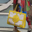 Tory burch ella canvas quadrant tote กระเป๋าสำหรับใช้ในวันที่มีกิจกรรมทางการ เช่น วันที่ไปเยี่ยมลูกค้าของบริษัทหรือประชุมสำคัญ อันดับแรกที่ควรคำนึงถึงเลยคือ "ความสุภาพของสีกระเป๋า" ในวันสำคัญเช่นนี้คุณควรเลือกกระเป๋าที่มีโทนสีเรียบง่ายสีสันไม่ฉู