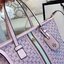 TORY BURCH TOTE BAG กระเป๋าสะพายไหล่ทรงชอปปิ้ง รุ่นขายดีอันดับ1 ของแบรนด์นี้นะคะ ทรงคลาสสิค ฮิตตลอดกาล ทรงสวยขนาดกำลังดี ตัวกระเป๋า วัสดุหนัง Pu ด้านหน้าติดโลโก้แบรนด์ /ประดับด้วยพวงกุญแจหนัง ตัดแถบแนวเส้นตรงวัสดุผ้าแคนวาส เปิดปิดด้วยซิปรูด ภายในช่องหลัก 