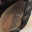 GUESS MINI CROSS BODY BAG กระเป๋าถือหรือสะพายรุ่นฮิตจาก GUESS FACTORY วัสดุ Saffiano PVC คุณภาพดี นิ่ม น้ำหนักเบา ด้านหน้าประดับด้วยโลโก้แบรนด์สุดหรู เปิดปิดกระเป๋าด้วยซิปสะดวกใช้ ด้านในโล่งกว้าง ซับในลายแบรนด์ สายสะพายยาวปรับได้ฟรีไซร์ ยาวสุด57cm. หูหิ้ว
