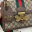 พรีเมี่ยมกิ๊ฟแท้ 100% 】Gucci Queen Margaret GG small top handle bag 476541 Dark Coffee งานหนังแท้ กระเป๋าที่ใช้เป็น Everyday Bag สามารถใช้งานได้บ่อยครั้งและสามารถสะพายไปทำกิจกรรมต่าง ๆ ได้ทุกวันตัวกระเป๋าอยู่ทรงสวย จุดเด่นมีผีเสื้อแสนสวย อีกหนึ่งไอเท็มที่