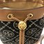 Medium : Tory Burch T Monogram Chenille Bucket Bag เปิดตัวอีกหนึ่งรุ่นกับกระเป๋าลาย T MONOGRAM รุ่นใหม่ล่าสุดจาก TORY BURCH พลาดไม่ได้กับโลโก้สุดคลาสสิก ลวดลาย T Monogram คือวัสดุ chenille หรือที่เรียกว่า ด้านไหมกำมะหยี่ มารังสรรค์ลงบนกระเป๋าBucketใบนี้ เ