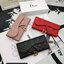 Dior Long Saddle Wallet / Dior Wallet / Dior Long Wallet กระเป๋าสตางค์ใบยาว เปิดหน้าทรงเคิร์ปอานม้า มีห้อยตัว D เอกลักษณ์ของความหรู วัสดุหนังแท้ ผสมผสานความสง่างามและคลาสสิกที่เข้ากับยุคสมัย ด้านหน้าโดดเด่นด้วยซิกเนเจอร์แบรนด์ เป็นอีกหนึ่งรุ่นที่ดาราเชเลป