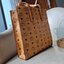 M.C.M KLASSIK SMALL TOTE IN VISETOS กระเป๋าโท้ทไซส์ใหญ่กำลังดี กับดีไซน์ใหม่ เพิ่มความยาวหูสะพายให้สะดวกใช้งานได้มากขึ้นในการสะพายไหล่ และยังคงความคลาสสิค ใช้ได้ในทุกโอกาส สะพายไปเรียน ไปทำงาน เหมาะทุกลุค มาพร้อมสายสะพายข้าง ไม่ใช้ก็ถอดออกถือช้อปปิ้งเก๋ๆไ