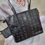 M.C.M SMALL REVERSIBLE LIZ SHOPPER IN VISETOS พร้อมเสิร์ฟความสวยให้ถึงบ้าน กับกระเป๋าทรงโท้ทไซส์ small ขนาดกำลังสวย แถมไม่พอ!! ยังมีใบลูกไปให้อีก สะพายแยกได้เก๋ๆด้วย!! ใครที่มองหากระเป๋าทรงโท้ทจุๆหน่อย ก็ต้องใบนี้เลย ดีไซน์ทรงสวยน่าใช้ โดดเด่นกว่าใคร ไม่ซ