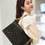 พร้อมส่งที่นี่ที่เดียว VIP gift Louis Vuitton Coussin สีขาวละมุน งานหนังแท้ ปั้มลายสวยมาก มาพร้อมสายโซ่ทองและสายผ้า มีจำกัดน้าา