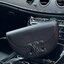 CELINE BESACE CUIR TRIOMPHE IN SMOOTH กระเป๋ารุ่นนี้นำเสนอในรูปทรงฮาล์ฟมูนที่ตอนนี้กำลังงมาแรง เปิดด้วยกระดุมแป๊กเพื่อเผยให้เห็นช่องภายในที่กว้างขวางและกระเป๋าด้านในแบบแบน คุณสมบัติที่โดดเด่นอีกอย่างของกระเป๋าอยู่ที่โลโก้ขนาดใหญ่ รูปทรงสะดุดตา สามารถสะพาย