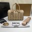 M.C.M ESSENTIAL BOSTON BAG IN VISETOS Small 23 Handbag มาพร้อมสายสปอร์ต กระเป๋าถือ/สะพายข้าง ทรงหมอน สวยโดดเด่น ทรงสวยยอดนิยม มาพร้อมพวงหนังห้อย และสายรัดเก็บหูจับ วัสดุหนังแคนวาสคุณภาพดี เปิด-ปิดด้วยซิป ภายในโล่งกว้าง ใส่ของได้เยอะ กระเป๋าสตางค์ โทรศัพท์