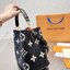 LV Neonoe MM Monogram Flowers / LV Bucket Bag กระเป๋าสะพายทรงบัคเก็ตใบใหญ่ โดดเด่นด้วยการตกแต่งลายพิมพ์ รูดเปิด-ปิดปากกระเป๋าด้วยเส้นหนัง สายสะพายมีให้ถึง 2 แบบ สายคล้องแขน และสายยาวที่สามารถปรับสะพายไหล่หรือสะพายข้างก็ได้ ภายในแบ่งสัดส่วนไว้สวย จุของได้ค