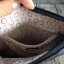 GUESS CROSSBODY กระเป๋าสะพายข้าง ผู้หญิงหรือผู้ชาย สามารถใช้ได้ค่ะ วัสดุหนังแกะสังเคราะห์พิมพ์ลายแบรนด์ ด้านหน้าประดับโลโก้แบรนด์มีเงิน เปิดปิดด้วยซิป น้ำหนักเบา ด้านในบุผ้าพิมพ์ลายเฉพาะของแบรนด์ มีช่องซิปด้านในอีก 1 ช่องค่ะ