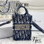 ORI 】Mini Dior Book Tote Phone Bag Blue Dior Oblique Embroidery พร้อมส่งที่ไทย ภาพสินค้าถ่ายจากงานขายจริง ใช้งานต่างประเทศได้ กระเป๋าใบมินิจะใส่โทรศัพท์ได้เช่นเดียวกับของใช้จำเป็นเล็กๆ น้อยๆ ในแต่ละวัน มาพร้อมสายสะพายไหล่แบบปักที่ปรับได้และถอดออกได้ อุปกร
