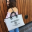 รุ่นใหม่ล่าสุด!! ที่สาวๆรอคอย Chanel tote canvas bag จากงานพรีเมี่ยม VIP GIFT รุ่นดังเลยค้า Size ใหญ่อลัง บอกเลยว่า **งานดีที่สุด ตัวกระเป๋า กระเป๋าผ้าเป็นผ้า canvas เนื้อดีสมราคา สัมผัส นุ่มลื่นมือมากกกก อะไหล่เงินปั้มแบรนด์แท้ทั้งใบ ด้านหน้าปัก logo แบร