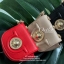 VERSACE JEAN SHOULDER BAG SYNTHETIC 2019 กระเป๋าสะพายข้าง//หิ้วได้ วัสดุหนังอย่างดี สวยงามค่ะ ด้านหน้ามีโลโก้แบรนด์ เปิดปิดแบบกดล็อค ภายในกว้าง สามารถใส่กระเป๋าสตางค์ใบยาวได้ ของอื่นๆพอประมานเลยค่ะ มีช่องซิปและช่องโล่งให้ สายสะพายแบบโซ่มีหนังรองบ่า สามารถ