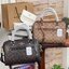 COACH Signature Canvas Rowan Satchel Crossbody จุดเด่นของกระเป๋าทรงsatchel bag คือรูปทรงของกระเป๋าดูแข็งแรง มั่นคง ไม่เสียทรงง่าย มาพร้อมหูหิ้วที่ด้านบนของกระเป๋า ลายแคนวาสที่เป็นซิกเนเจอร์แบบเอกลักษณ์ ช่องใช้งานทุ้งภายในและภายนอก นอกจากนี้ กระเป๋าประเภทน