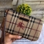 BURBERRY FRAGRANCES WRISTLET VIP Gift With Purchase (GWP) Limited Edition พรีเมี่ยมกิ๊ฟจากเคาน์เตอร์น้ำหอม BURBERRY FRAGRANCES วัสดุหนังเรียบลาย Burberry Signature สุดคลาสสิคประดับโลโก้แบรนด์มาพร้อมสายคล้องมือสามารถถอดออกได้ เปิดปิดด้วยซิปสะดวกใช้