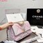 CHANEL 19 FLAP BAG กระเป๋าสะพายทรงคลาสสิค โทนสีหวานละมุน หนังนิ่ม เงาขึ้นรูปสวย ดีไซต์สายสะพายโซ่สองสีสลับหนัง ตกแต่งโลโก้แบรนด์ที่ด้านหน้าอะไหล่สีทอง สวยหรูมาแต่ไกล ด้านหลังมีช่องสำหรับเก็บของหนึ่งช่อง สามารถสะพายออกงานได้หลายโอกาส สวยงามไม่ผิดหวังค่ะ