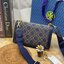 Medium Tory burch t monogram jacquard shoulder bag คอลเลคชั่น T Monogram สำหรับคอลเลคชั่นฤดูใบไม้ผลิ 2021 เราสร้างสรรค์ลายโมโนแกรมที่ได้รับแรงบันดาลใจมาจากลวดลายการถักทอผ้าห่มของชาว Pennsylvania Dutch แบบดั้งเดิม เป็นการเฉลิมฉลองโลโก้สุดไอคอนนิคของแบรนด์ 
